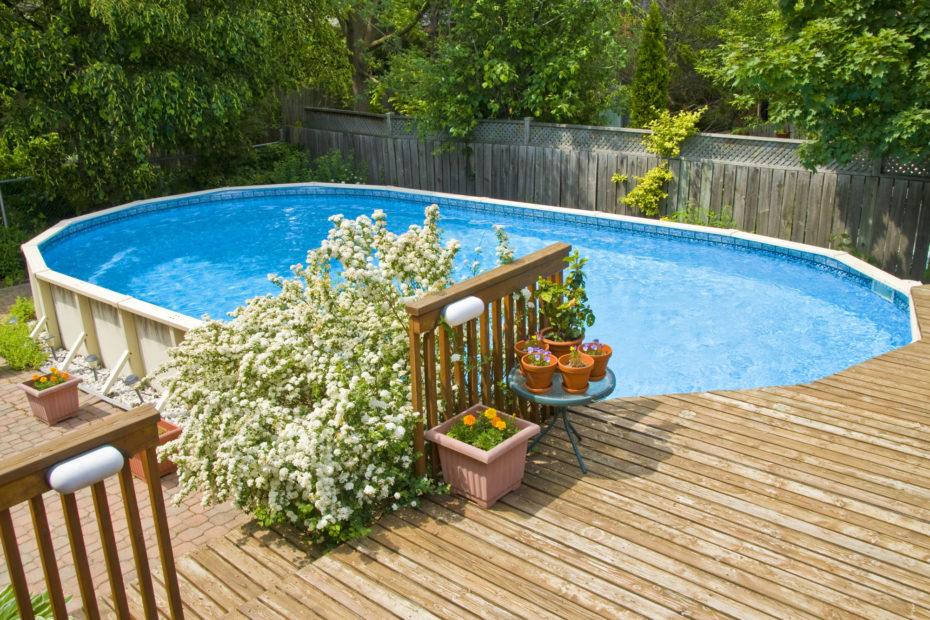 Recomendaciones para mantener un jardín con piscina durante el invierno